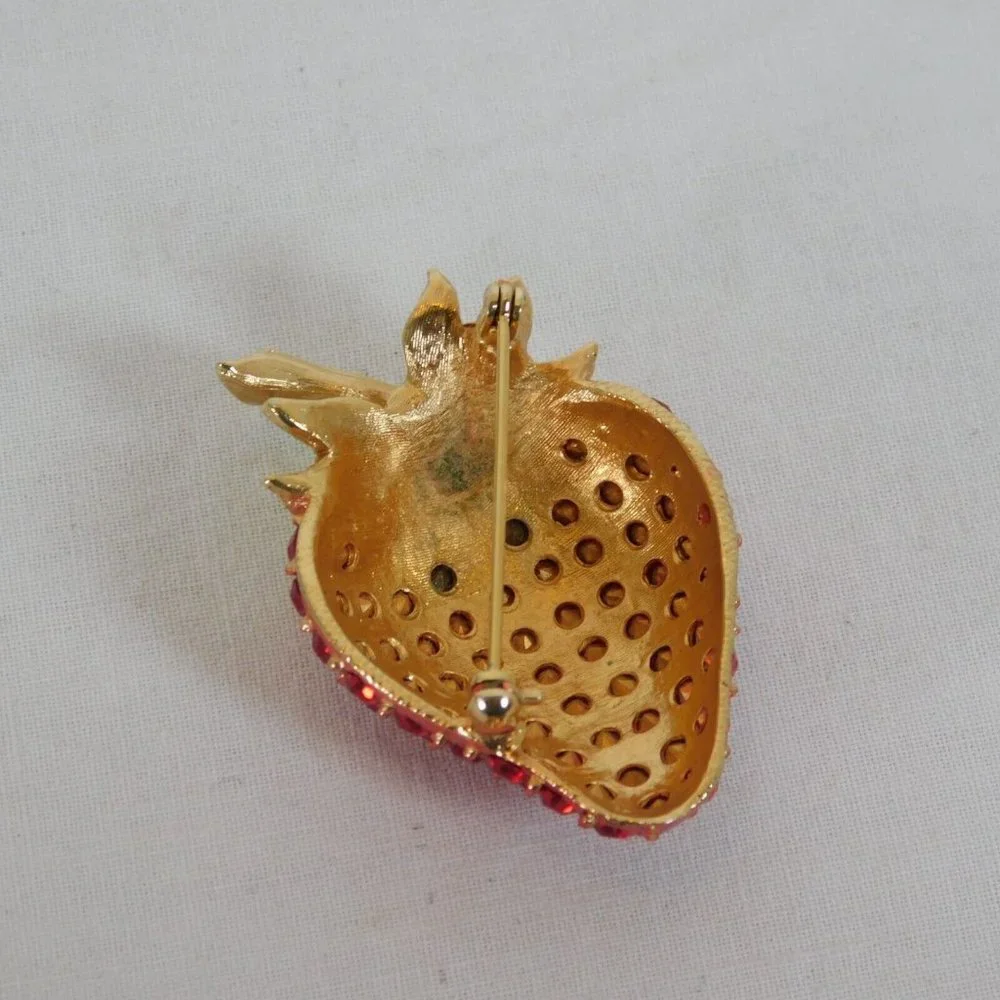 Vintage Red Rhinestone Strawberry Fruit Gold Tone Brooch Pin Domed Leaves Stem - Picture 5 of 6